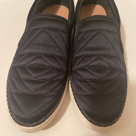 Uggs quilt design shoes 40% silk and 60% cotton. Great conditions. - Picture 7 of 13